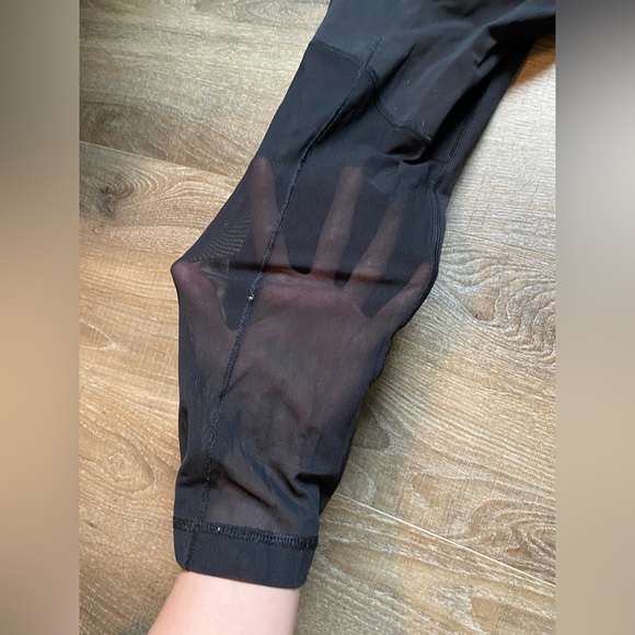 Lululemon size 6 capris. Mesh - Picture 3 of 4
